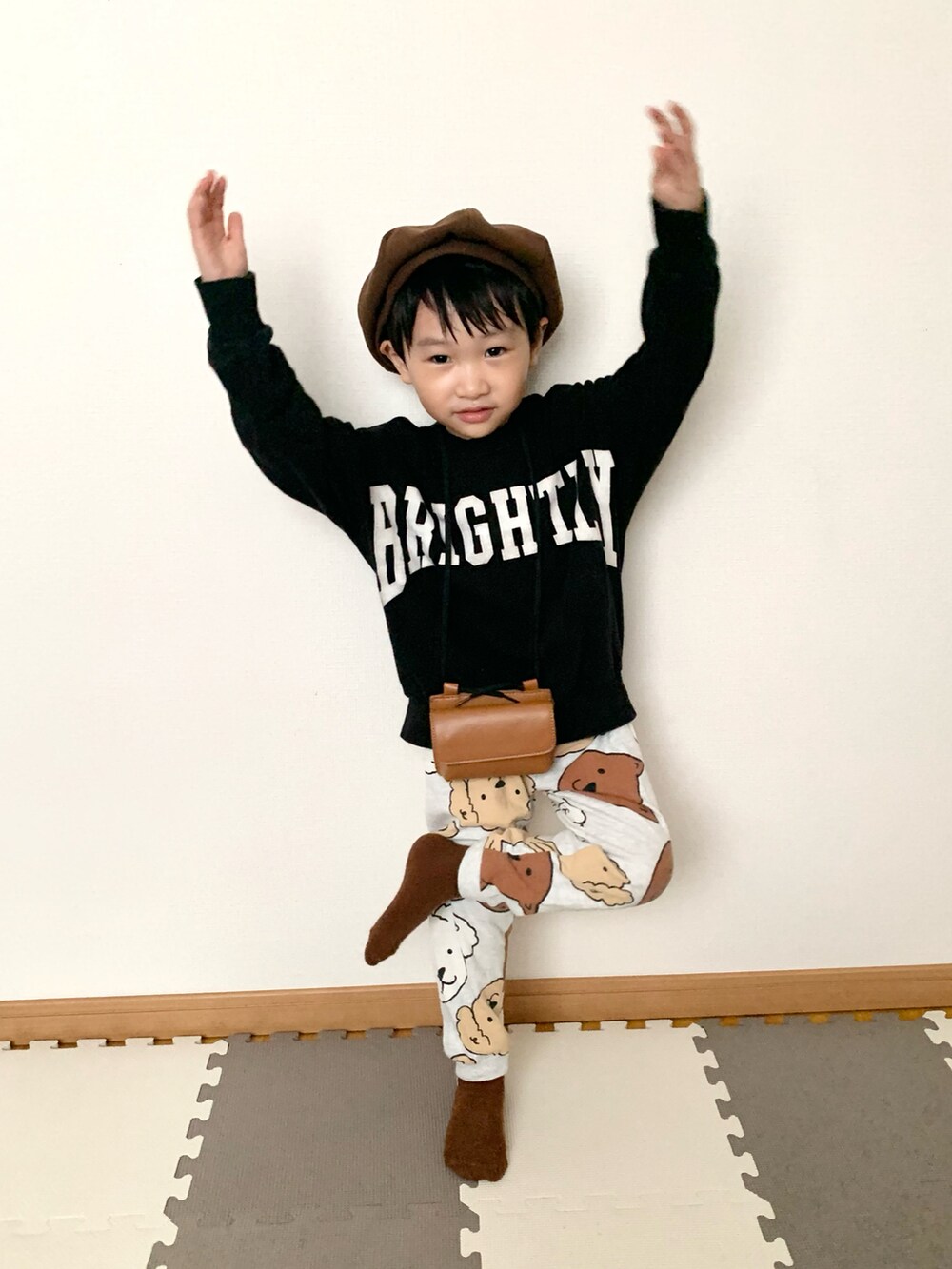 「キッズファッション、ファッションを楽しもう、おしゃれさんと繋がりたい、スウェット、ベレー帽、ポシェット、ミニバッグ、ショルダーバッグ」｜「SHEINのアイテム（ショルダーバッグ、ブラウン系）」を使った、Genさん（キッズ・100cm）の秋コーディネートの4枚目の写真