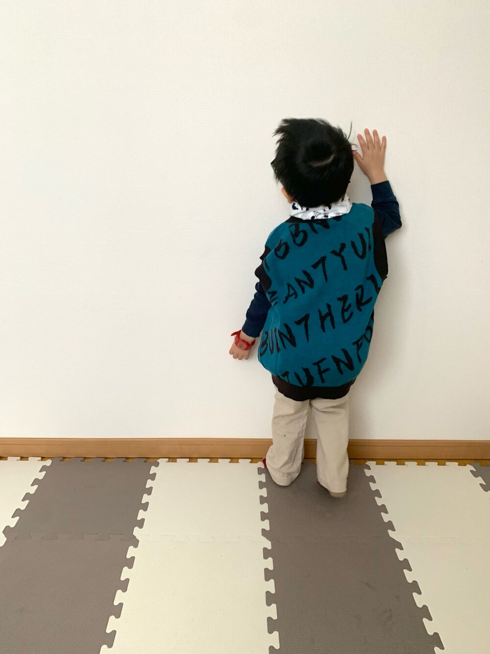 ブルー系のベスト、ブルー系のスウェット、ベージュ系のチノパンツを着用したキッズの冬コーディネートの5枚目の写真