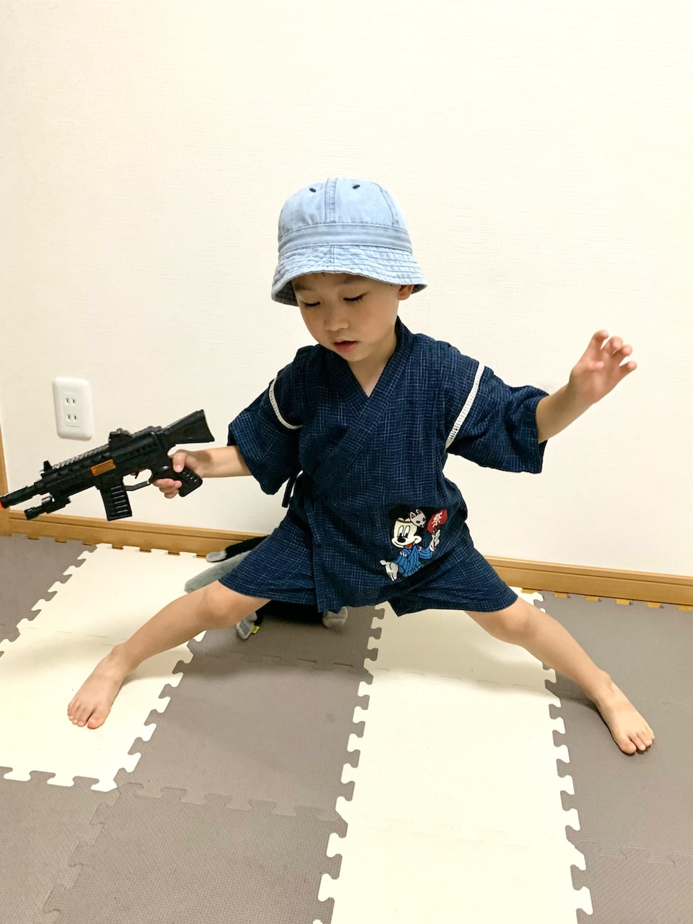 ブルー系のハット、ブルー系の浴衣、ブラック系のおもちゃを着用したキッズの夏コーディネートの3枚目の写真