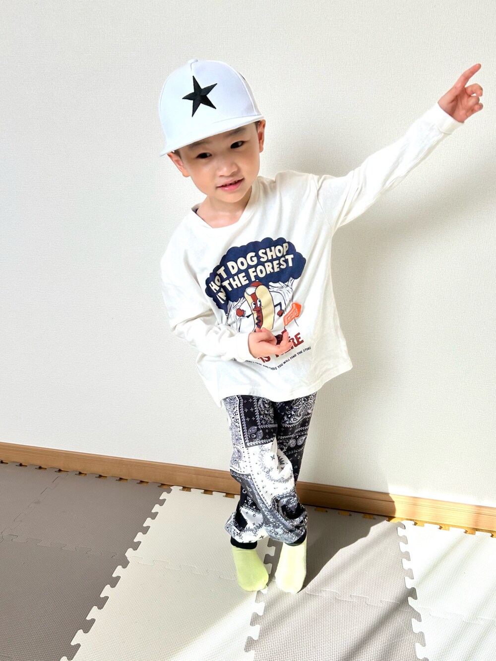 ホワイト系のTシャツ/カットソー、ブルー系のスウェットパンツ、その他のソックス/靴下を着用したキッズの春コーディネートの5枚目の写真