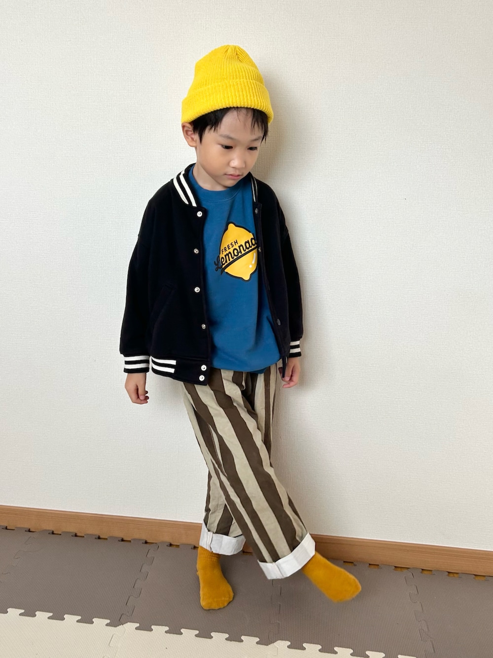 ブルー系のスウェット、ブラウン系のその他パンツ、ブラック系のジャケット/アウターを着用したキッズの秋コーディネートの2枚目の写真