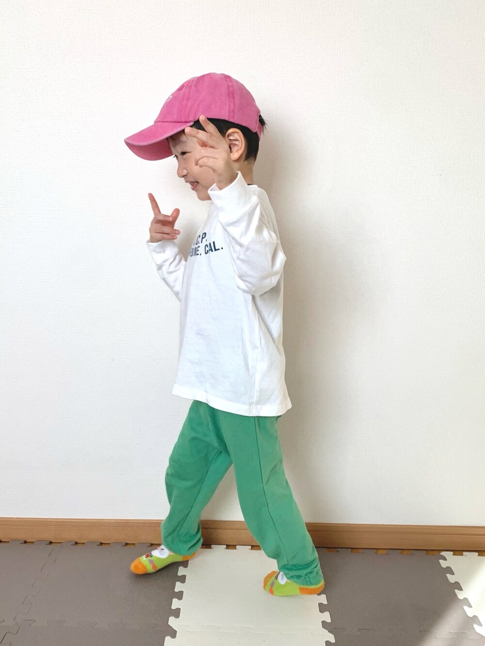 ホワイト系のTシャツ/カットソー、グリーン系のスウェットパンツ、グリーン系のソックス/靴下を着用したキッズの春コーディネートの5枚目の写真