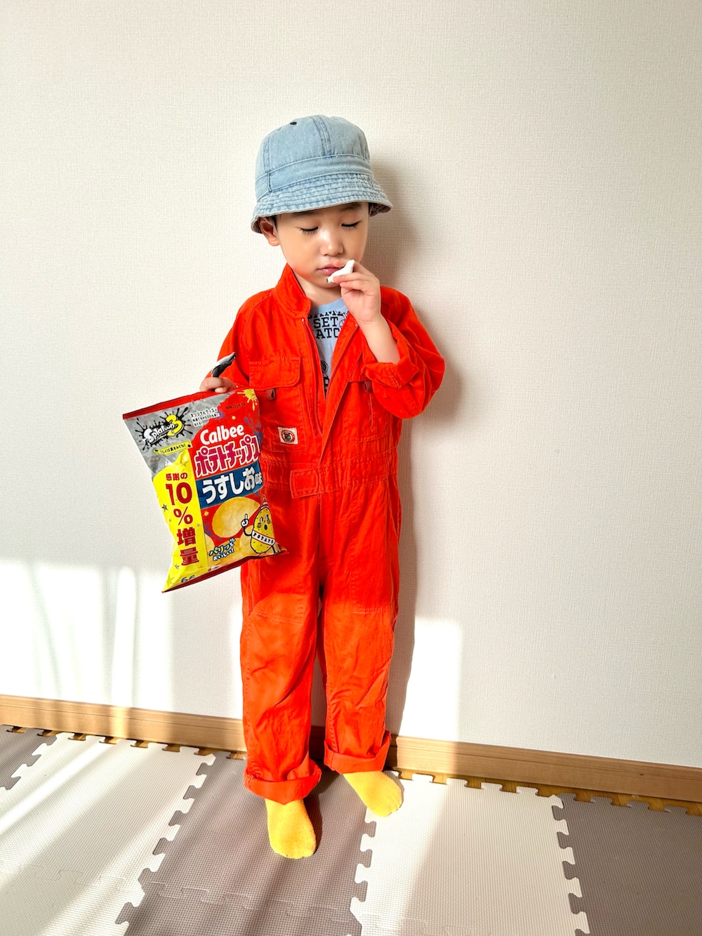 オレンジ系のつなぎ/オールインワン、ブルー系のTシャツ/カットソー、オレンジ系のその他を着用したキッズの春コーディネートの4枚目の写真