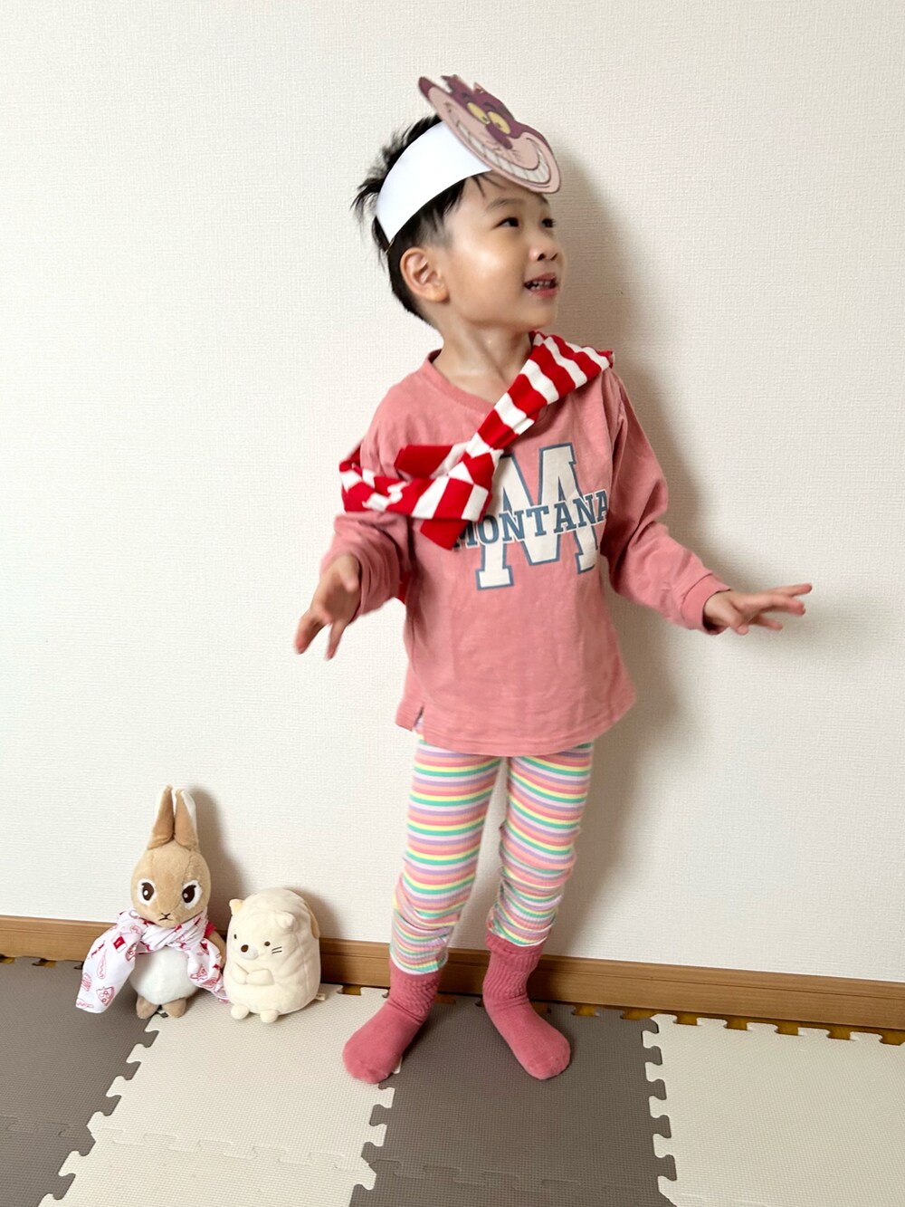 ピンク系のTシャツ/カットソー、ピンク系のパンツ、その他のカーディガン/ボレロを着用したキッズの春コーディネートの3枚目の写真