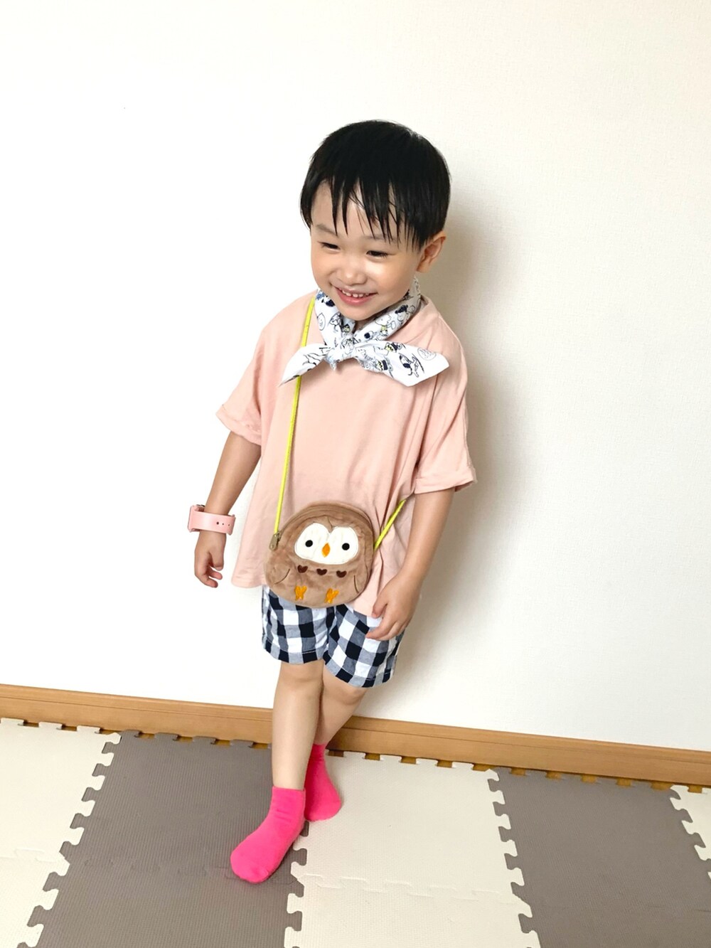 ピンク系のTシャツ/カットソー、ベージュ系のショルダーバッグ、ブルー系のパンツを着用したキッズの夏コーディネートの5枚目の写真