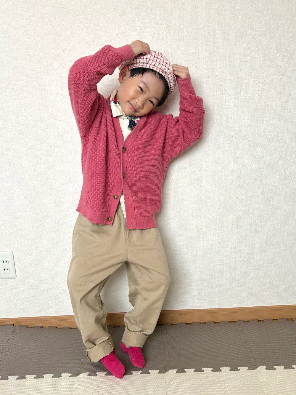 ベージュ系のシャツ/ブラウス、ピンク系のカーディガン/ボレロ、ベージュ系のチノパンツを着用したキッズの春コーディネートの4枚目の写真