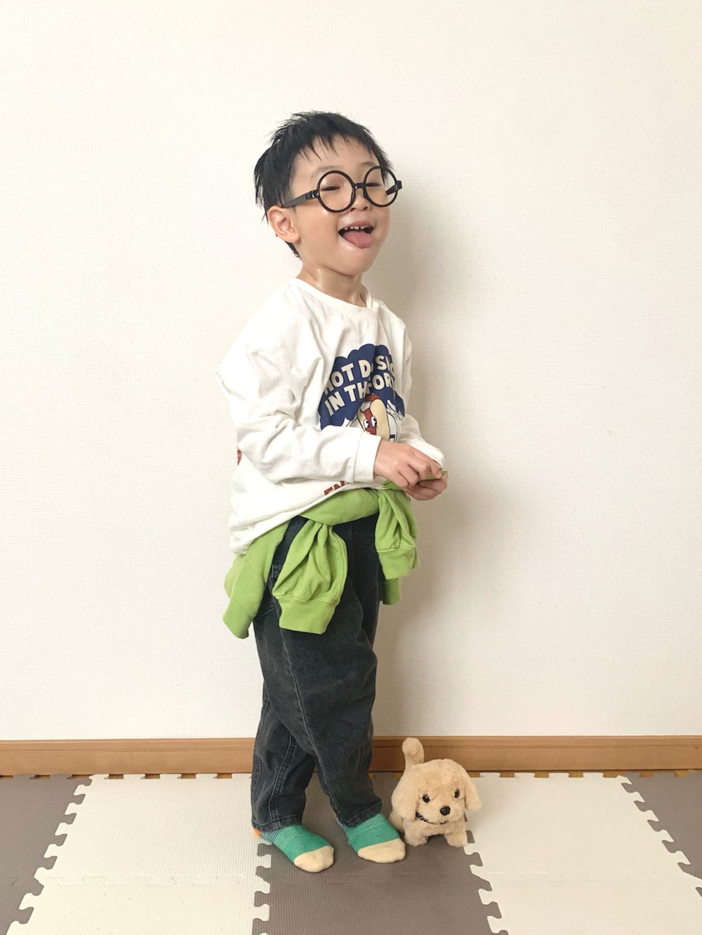 ホワイト系のTシャツ/カットソー、ブラック系のデニムパンツ、グリーン系のカーディガン/ボレロを着用したキッズの春コーディネートの2枚目の写真