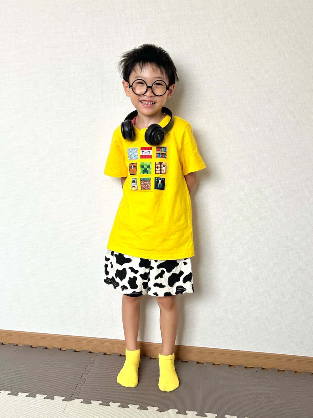 ホワイト系のその他パンツ、イエロー系のTシャツ/カットソー、その他のソックス/靴下を着用したキッズの夏コーディネートの2枚目の写真