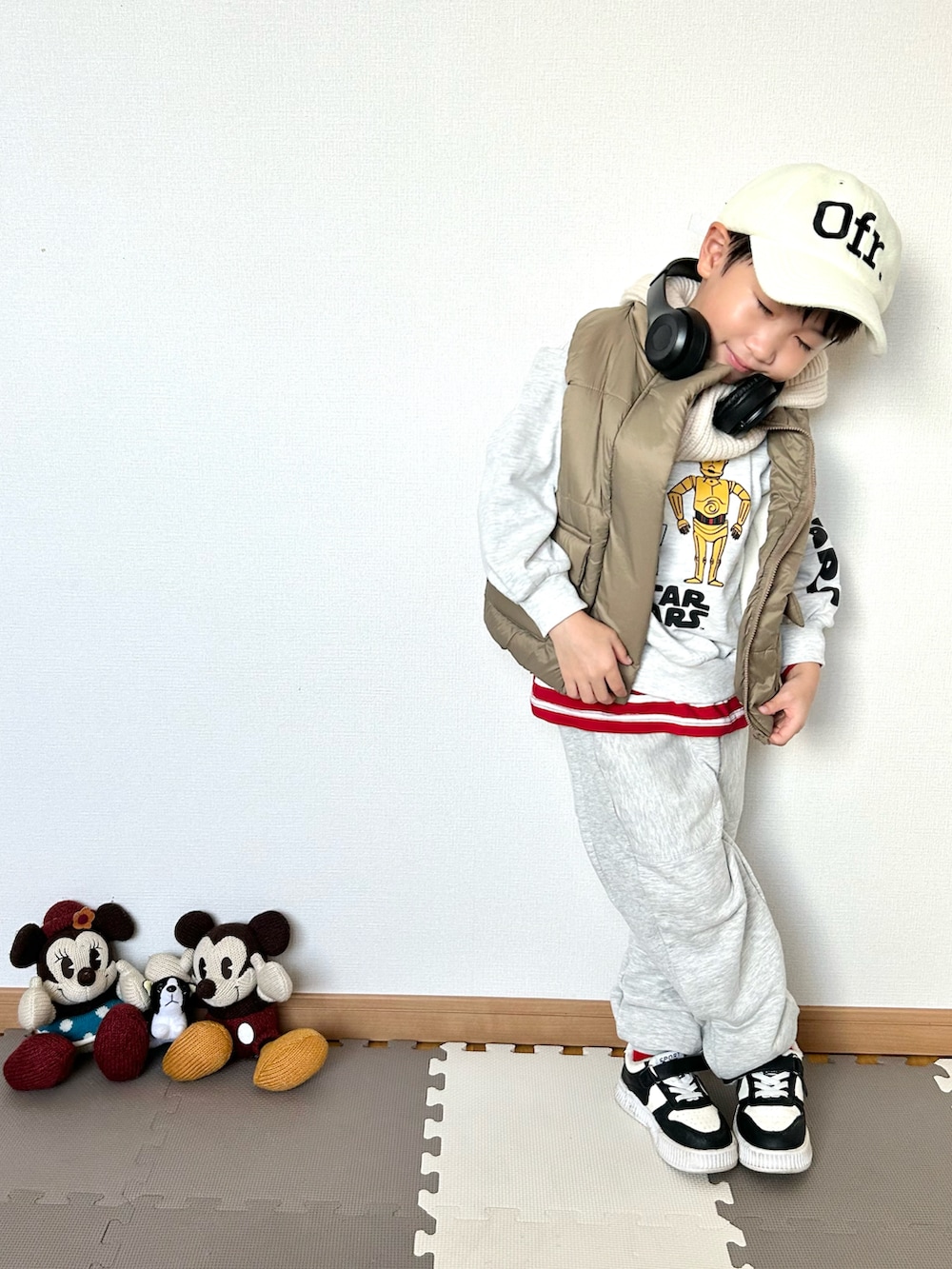 グレー系のスウェットパンツ、レッド系のTシャツ/カットソー、グレー系のスウェットを着用したキッズの秋コーディネートの4枚目の写真