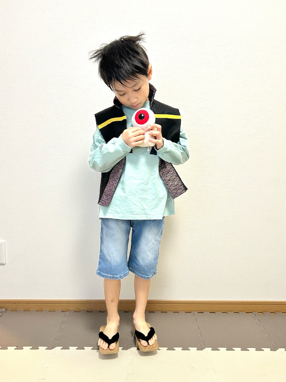 ブルー系のTシャツ/カットソー、ブルー系のデニムパンツ、ブラック系のフォーマルスーツ/小物を着用したキッズの冬コーディネートの2枚目の写真