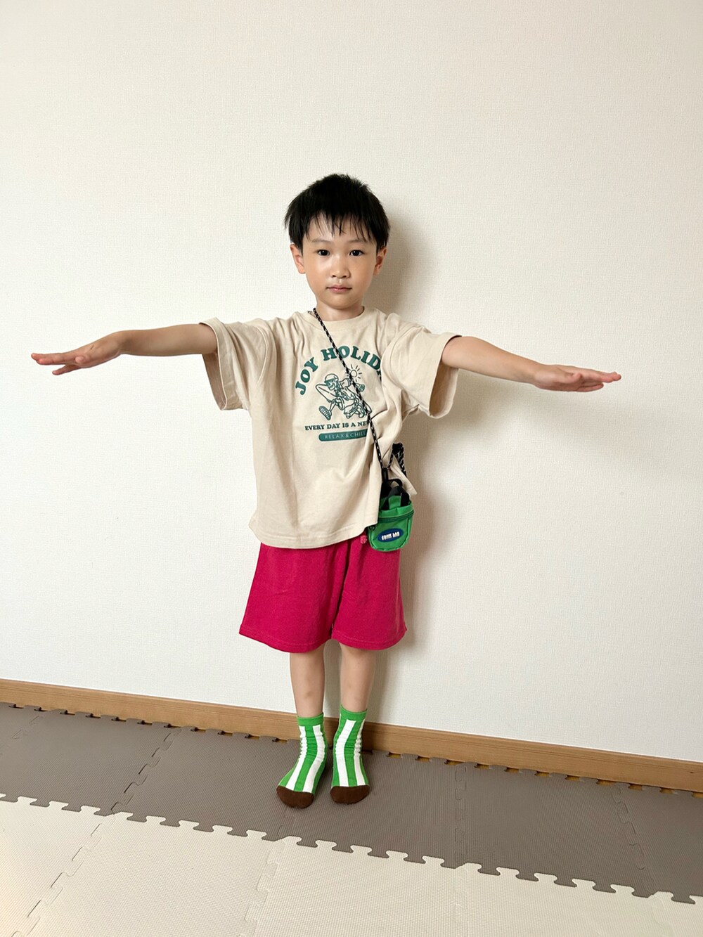 ピンク系のその他パンツ、ベージュ系のTシャツ/カットソー、グリーン系のバッグを着用したキッズの夏コーディネートの3枚目の写真