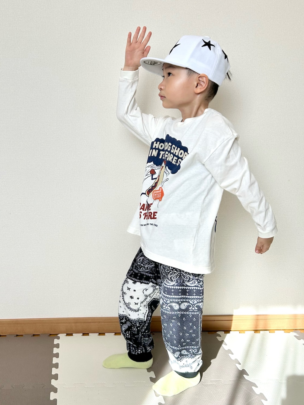 ホワイト系のTシャツ/カットソー、ブルー系のスウェットパンツ、その他のソックス/靴下を着用したキッズの春コーディネートの2枚目の写真