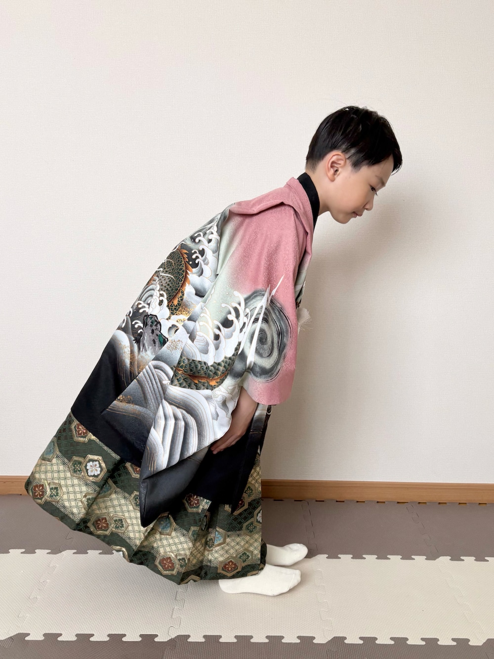 ピンク系の着物、その他のその他、その他のその他を着用したキッズの春コーディネートの2枚目の写真