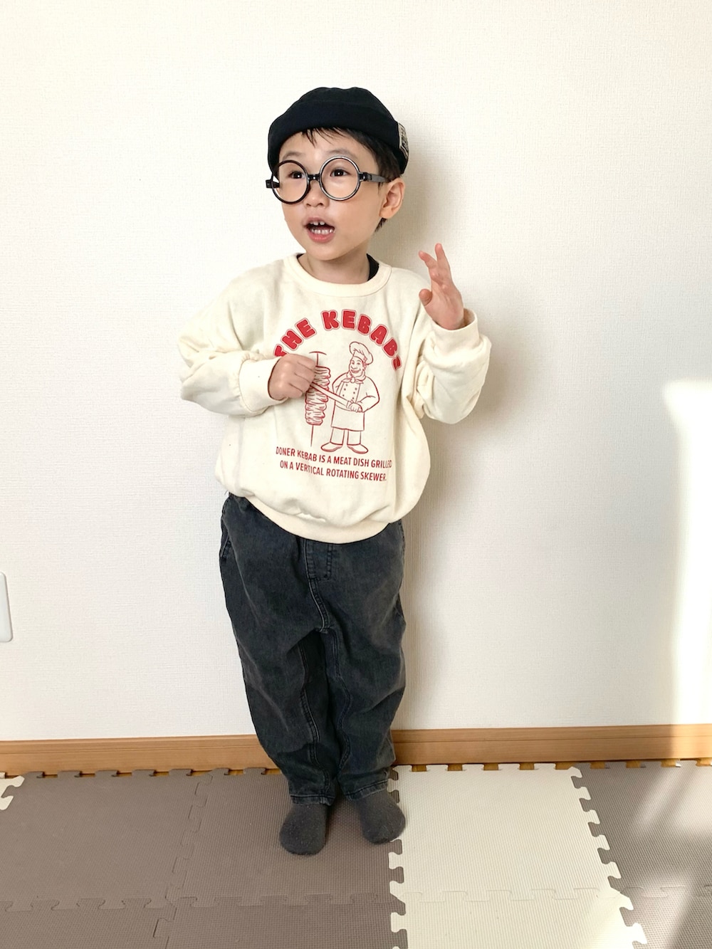 ホワイト系のスウェット、ブラック系のデニムパンツ、その他のソックス/靴下を着用したキッズの春コーディネートの2枚目の写真