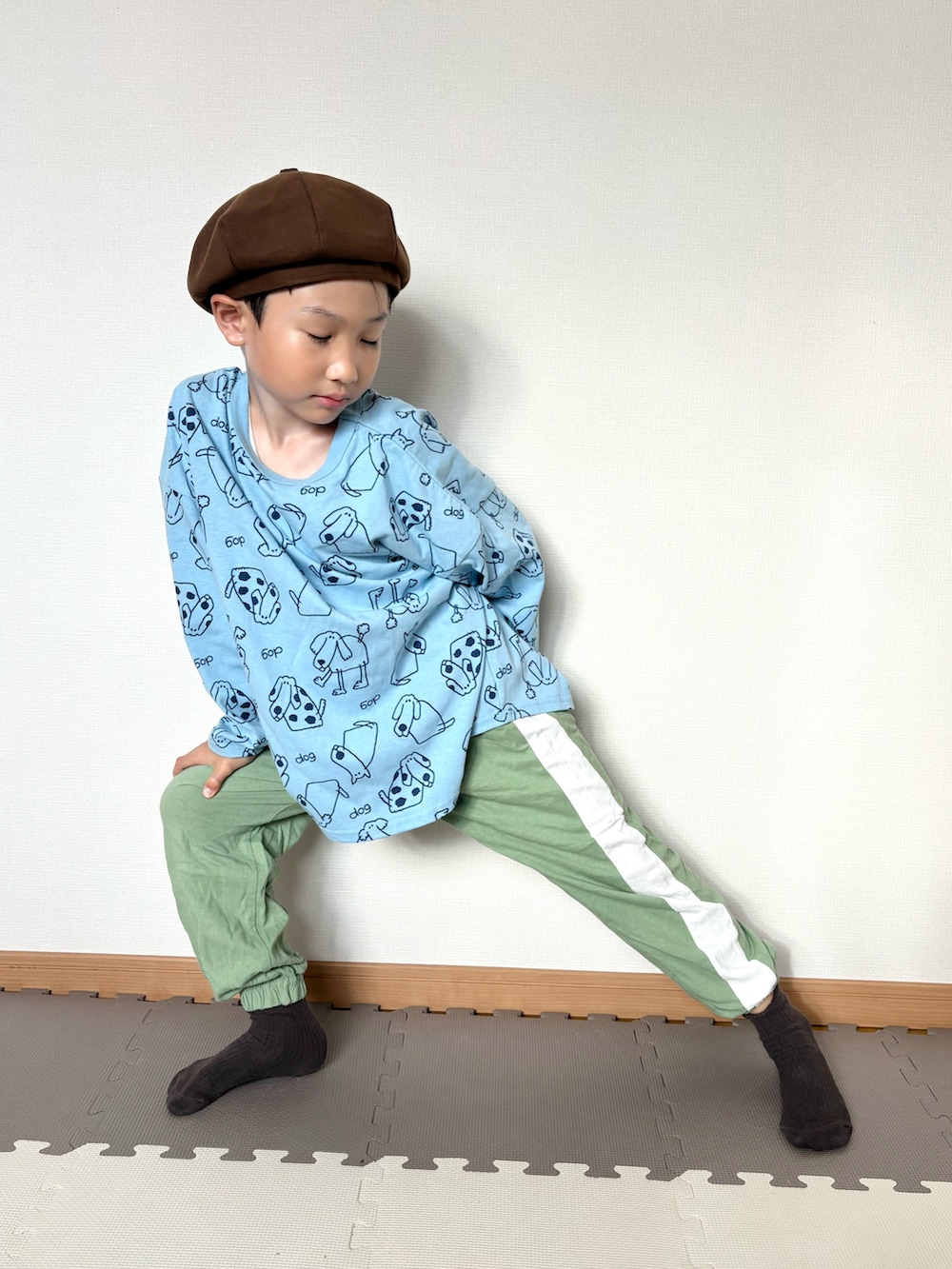 ブルー系のTシャツ/カットソー、グリーン系のスウェットパンツ、ブラウン系のソックス/靴下を着用したキッズの秋コーディネートの3枚目の写真
