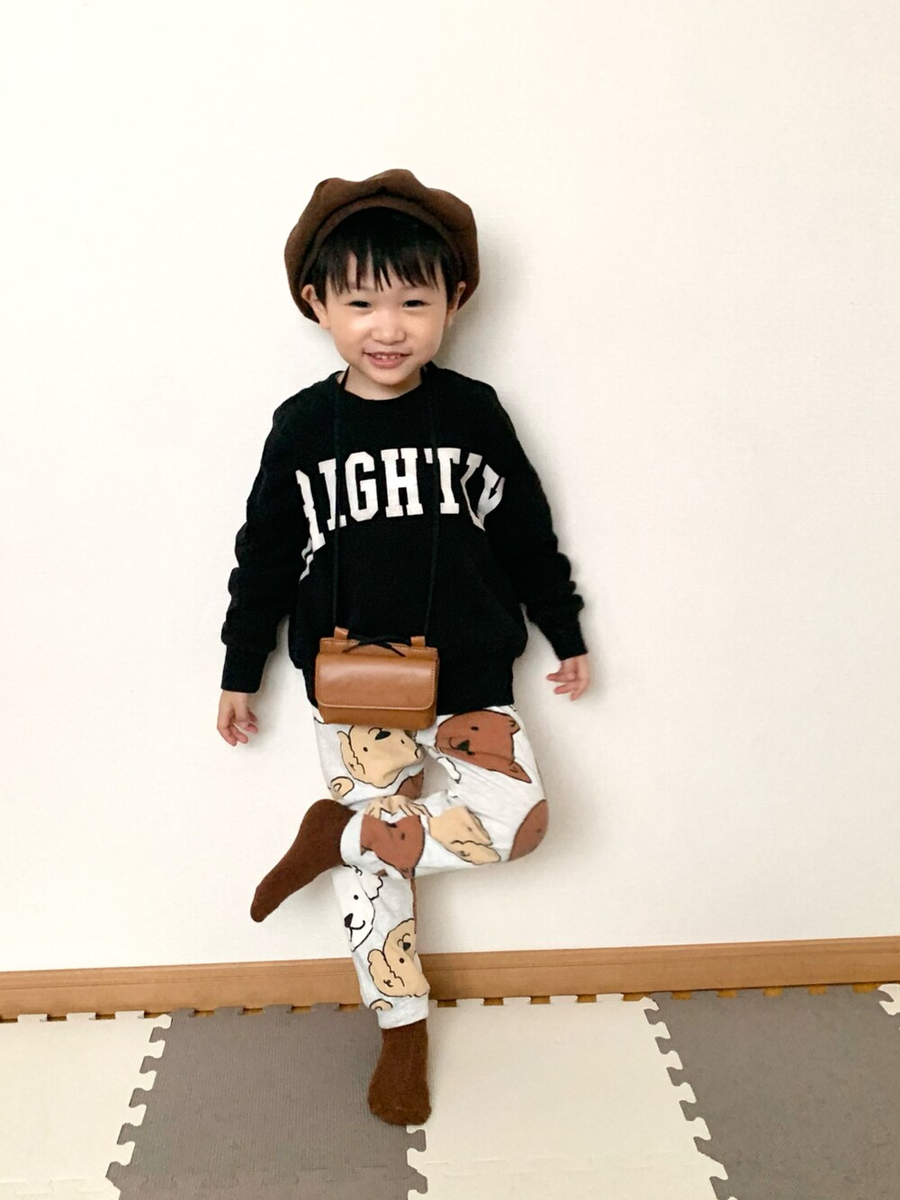 「キッズファッション、ファッションを楽しもう、おしゃれさんと繋がりたい、スウェット、ベレー帽、ポシェット、ミニバッグ、ショルダーバッグ」｜「SHEINのアイテム（ショルダーバッグ、ブラウン系）」を使った、Genさん（キッズ・100cm）の秋コーディネートの3枚目の写真