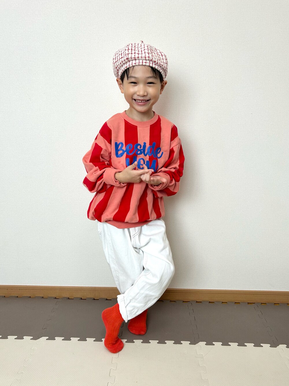 ピンク系のスウェット、ブルー系のジャケット/アウター、ホワイト系のデニムパンツを着用したキッズの秋コーディネートの4枚目の写真