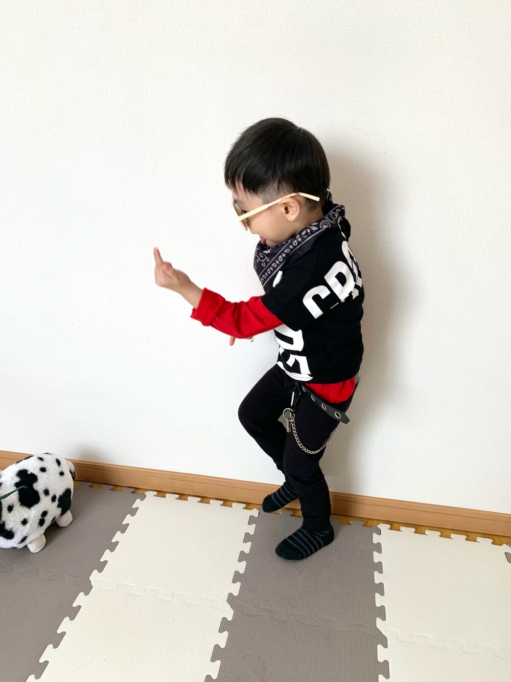 ブラック系のTシャツ/カットソー、レッド系のTシャツ/カットソー、ブラック系のその他パンツを着用したキッズの春コーディネートの3枚目の写真