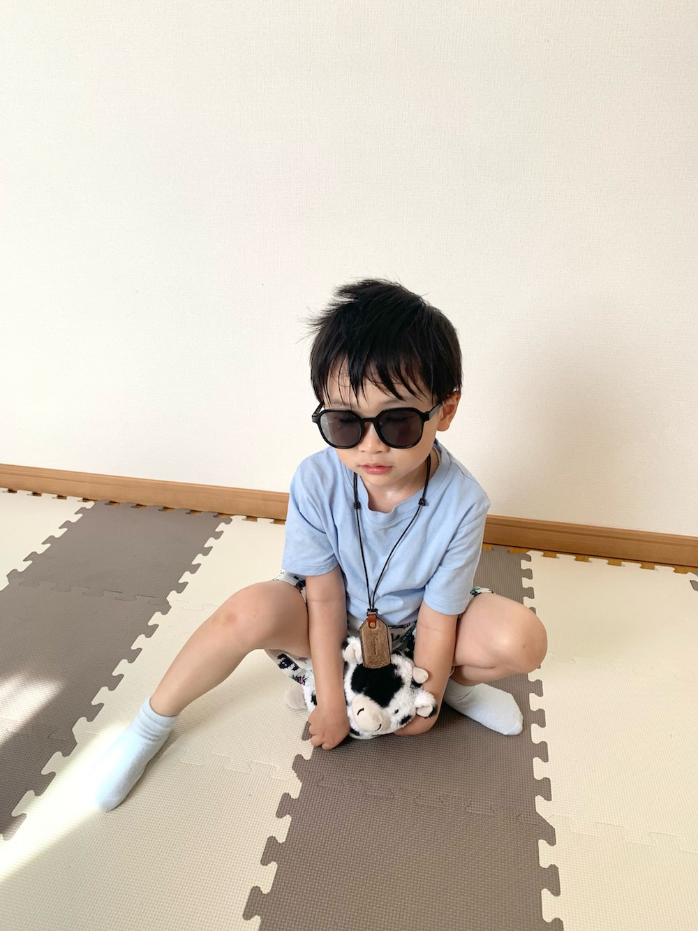 ブルー系のTシャツ/カットソー、ホワイト系のパンツ、ホワイト系のおもちゃを着用したキッズの夏コーディネートの3枚目の写真