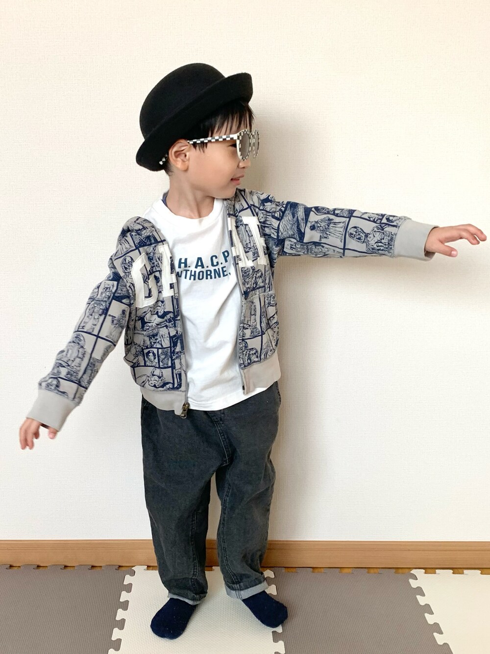 ブルー系のパーカー、ホワイト系のTシャツ/カットソー、ブラック系のデニムパンツを着用したキッズの秋コーディネートの2枚目の写真