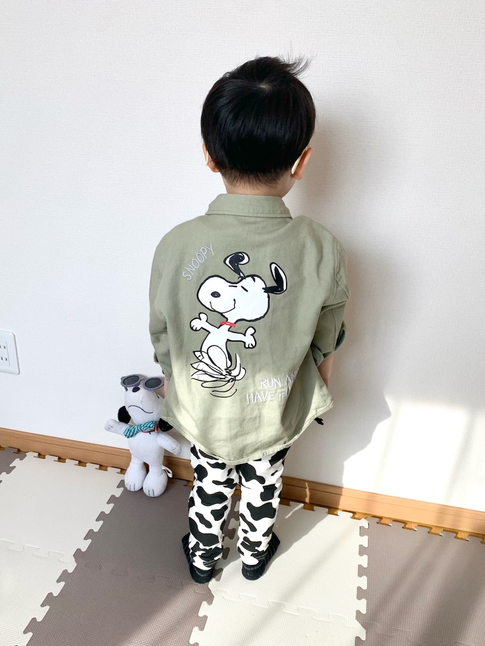 グレー系のTシャツ/カットソー、ホワイト系のその他パンツ、グリーン系のジャケット/アウターを着用したキッズの春コーディネートの3枚目の写真