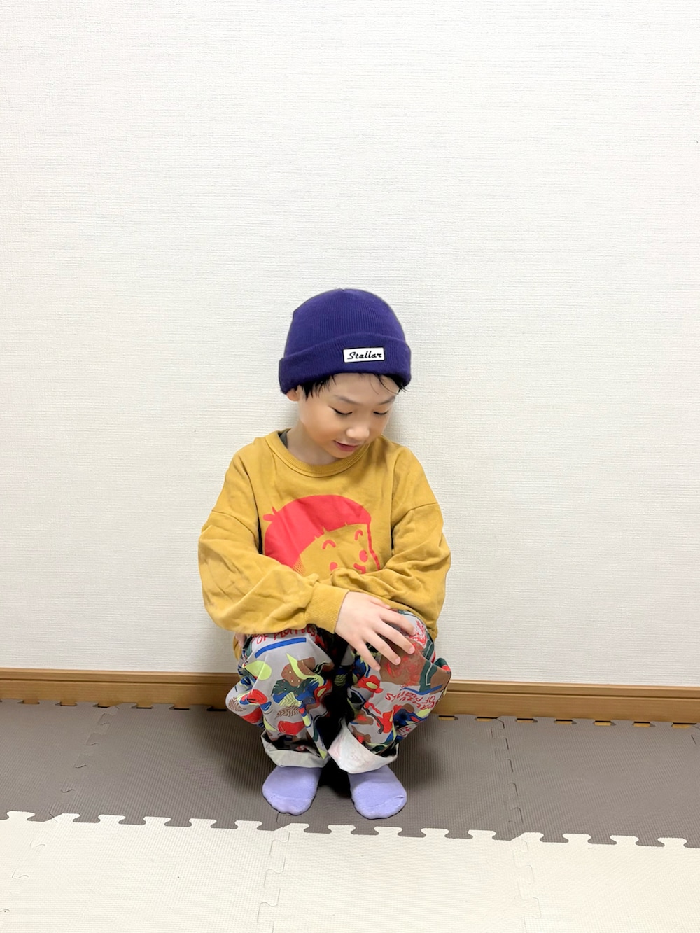 イエロー系のスウェット、その他のその他パンツ、その他のソックス/靴下を着用したキッズの春コーディネートの4枚目の写真