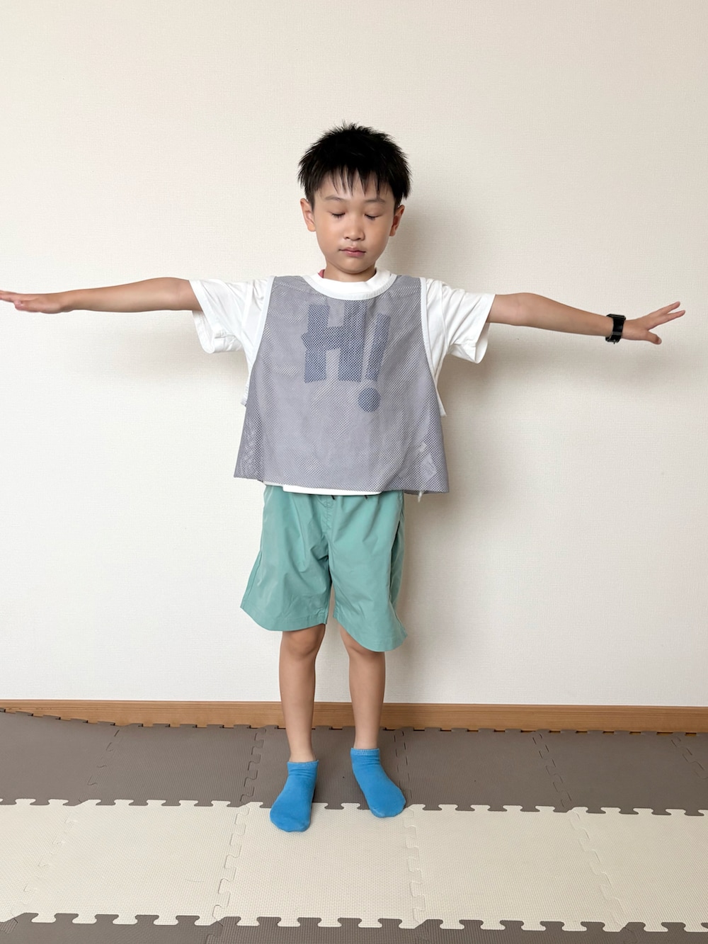 グリーン系のその他パンツ、ホワイト系のTシャツ/カットソー、ブラック系の腕時計を着用したキッズの夏コーディネートの4枚目の写真