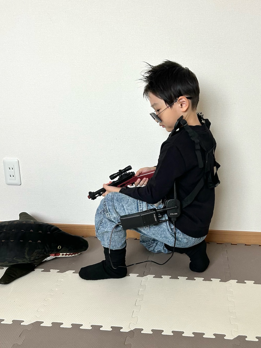 ブラック系のスウェット、ブルー系のパンツ、ブラック系のサングラスを着用したキッズの秋コーディネートの4枚目の写真