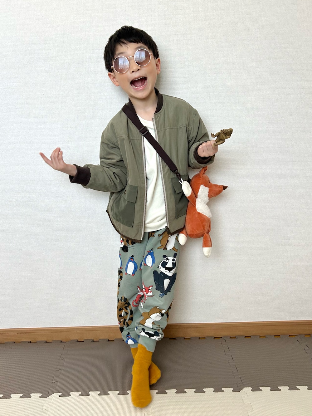 ホワイト系のスウェット、ブラウン系のジャケット/アウター、グリーン系のスウェットパンツを着用したキッズの冬コーディネートの3枚目の写真