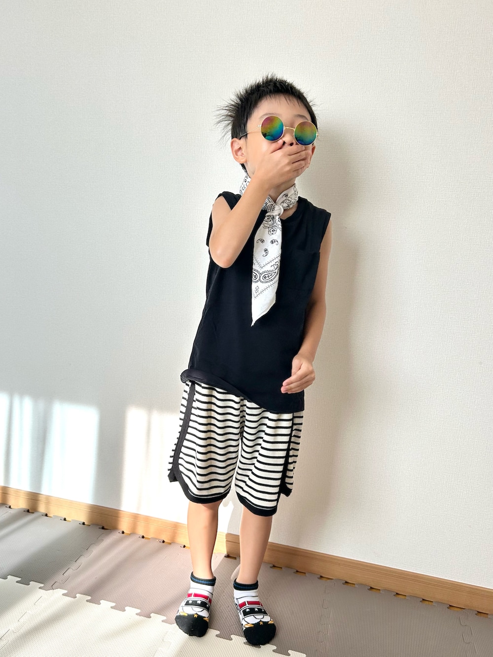 ホワイト系のセットアップ、ブラック系のタンクトップ、ホワイト系のソックス/靴下を着用したキッズの夏コーディネートの4枚目の写真