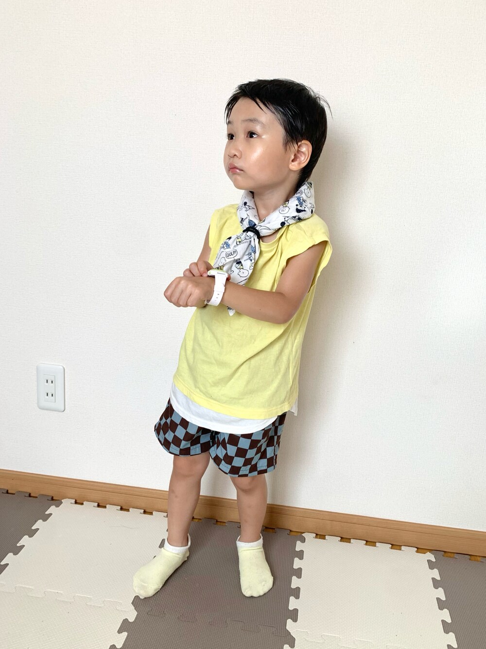 「キッズコーデ、タンクトップ、キッズファッション、おしゃれさんと繋がりたい、ハーフパンツ、3歳、男の子、バンダナ、ショートパンツ」｜「西松屋のアイテム（タンクトップ、イエロー系）」を使った、Genさん（キッズ・100cm）の夏コーディネートの4枚目の写真