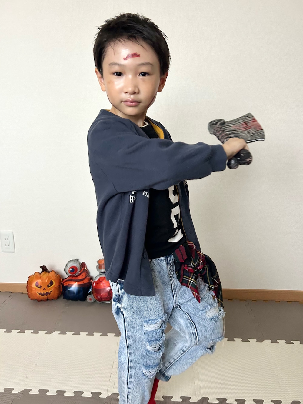 ブルー系のカーディガン/ボレロ、ブラック系のTシャツ/カットソー、ブルー系のデニムパンツを着用したキッズの秋コーディネートの4枚目の写真