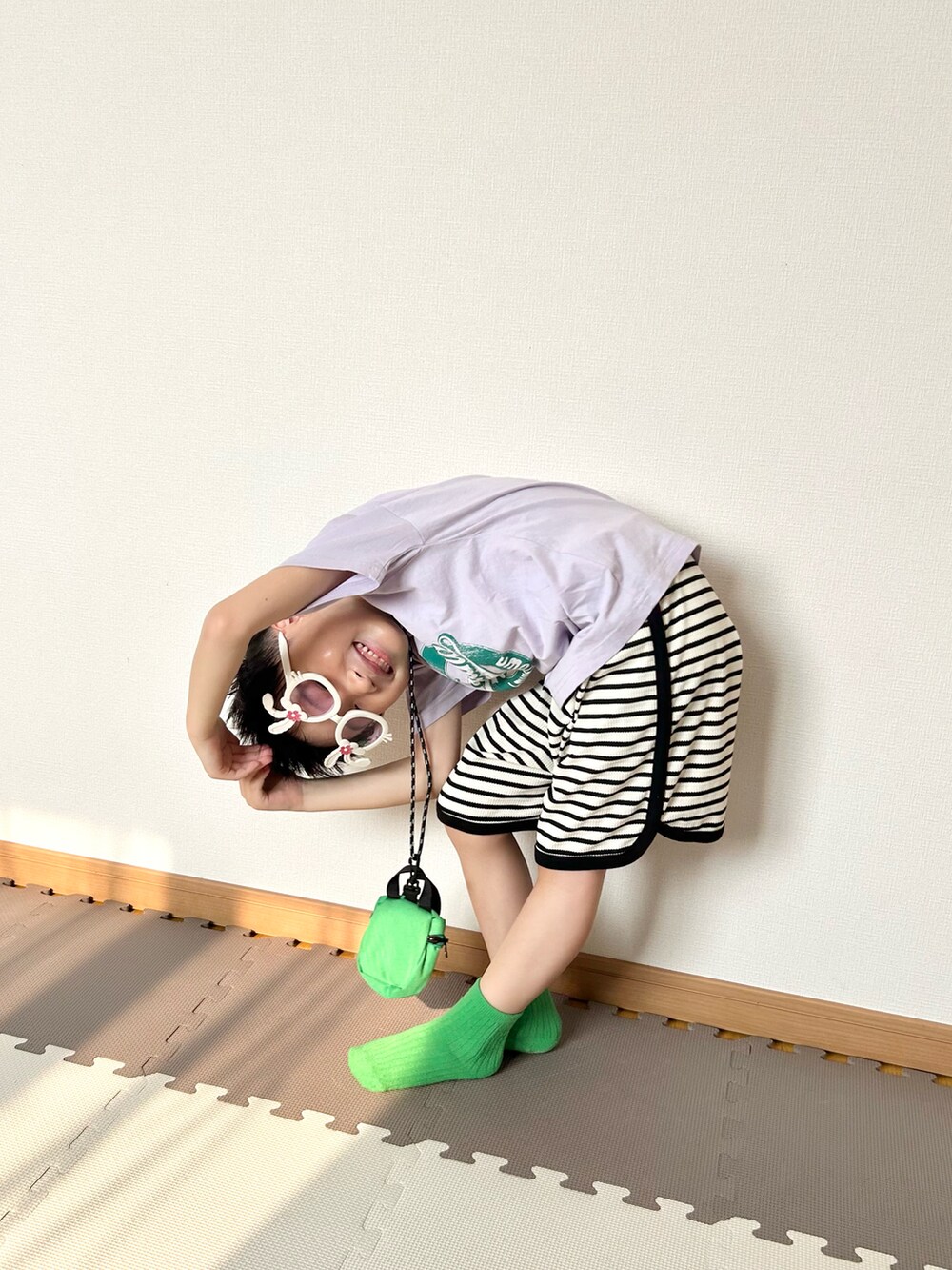 パープル系のTシャツ/カットソー、ホワイト系のセットアップ、その他のその他を着用したキッズの夏コーディネートの3枚目の写真