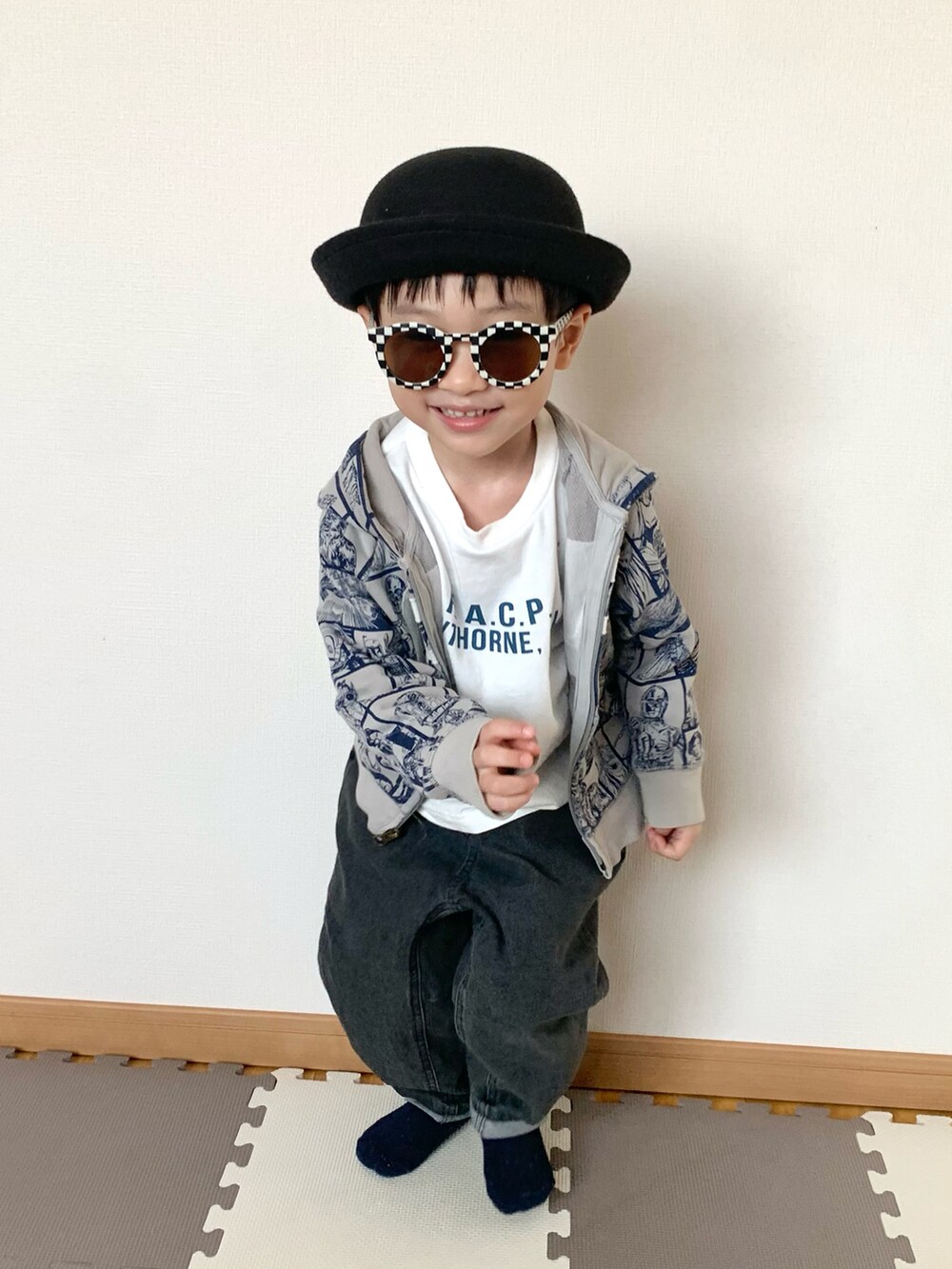 ブルー系のパーカー、ホワイト系のTシャツ/カットソー、ブラック系のデニムパンツを着用したキッズの秋コーディネートの4枚目の写真