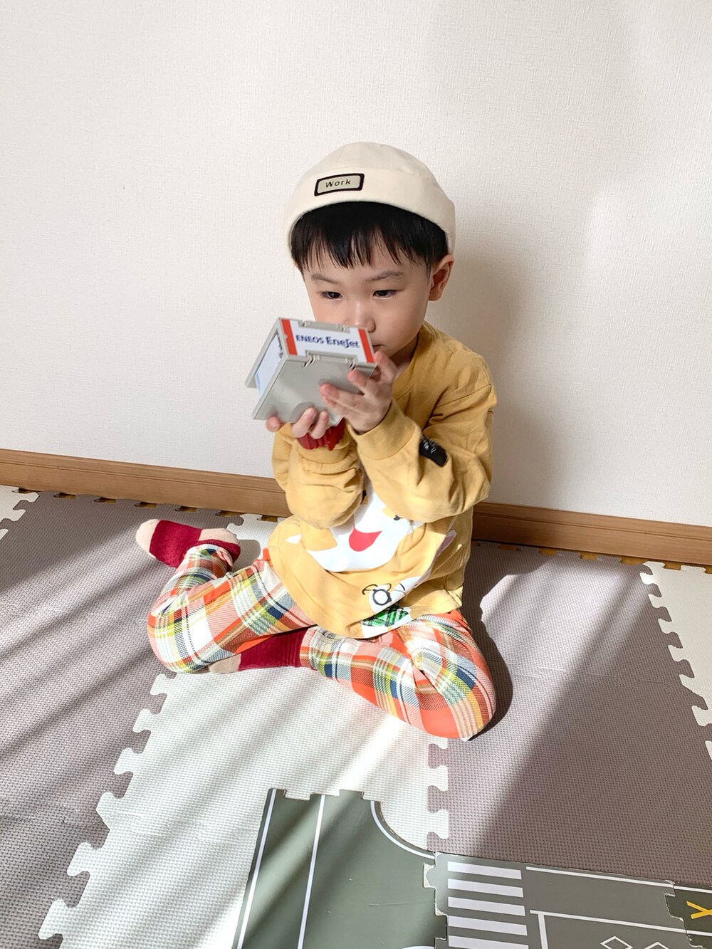 イエロー系のTシャツ/カットソー、オレンジ系のその他パンツ、ホワイト系のキャップを着用したキッズの春コーディネートの3枚目の写真