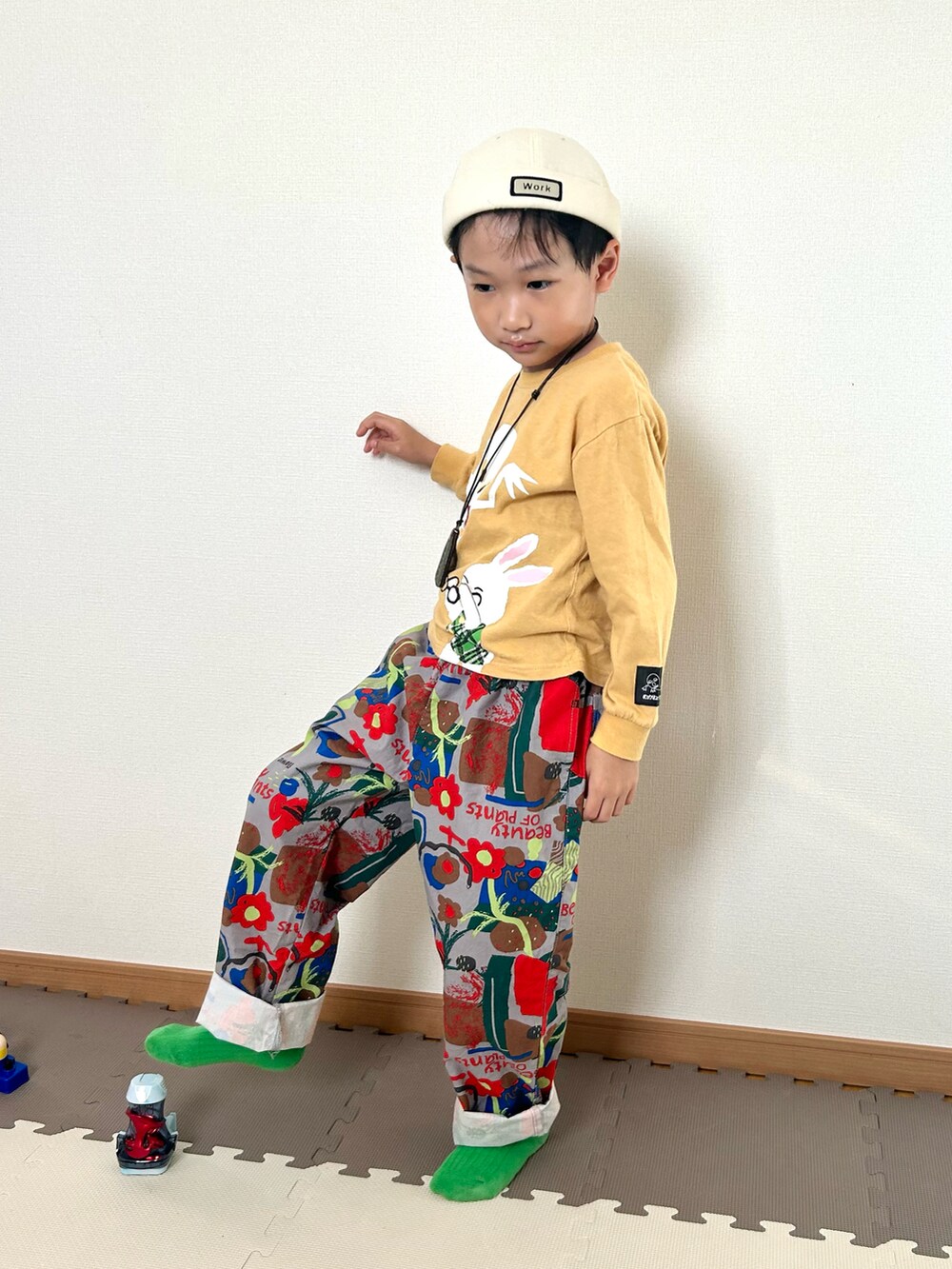 その他のその他パンツ、イエロー系のTシャツ/カットソー、ブラウン系のネックレスを着用したキッズの秋コーディネートの2枚目の写真