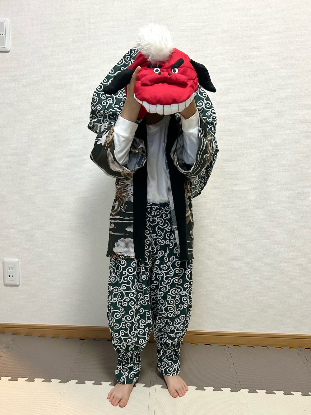 ベージュ系のその他を着用したキッズの冬コーディネートの4枚目の写真