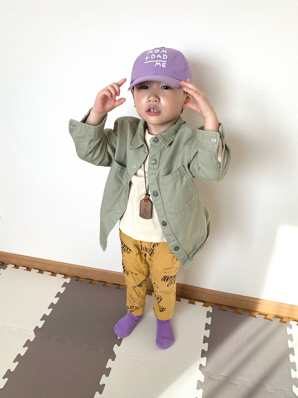 グリーン系のジャケット/アウター、イエロー系のその他パンツ、ホワイト系のTシャツ/カットソーを着用したキッズの春コーディネートの4枚目の写真