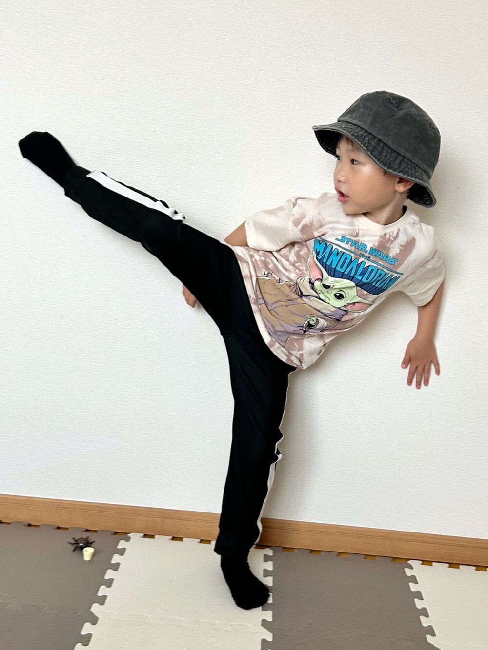 ピンク系のTシャツ/カットソー、ブラック系のその他パンツ、ブラック系のハットを着用したキッズの夏コーディネートの4枚目の写真