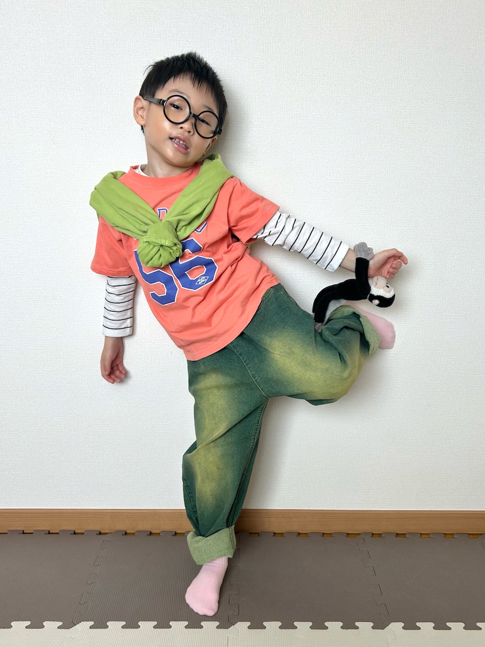 イエロー系のデニムパンツ、ホワイト系のTシャツ/カットソー、オレンジ系のTシャツ/カットソーを着用したキッズの春コーディネートの2枚目の写真