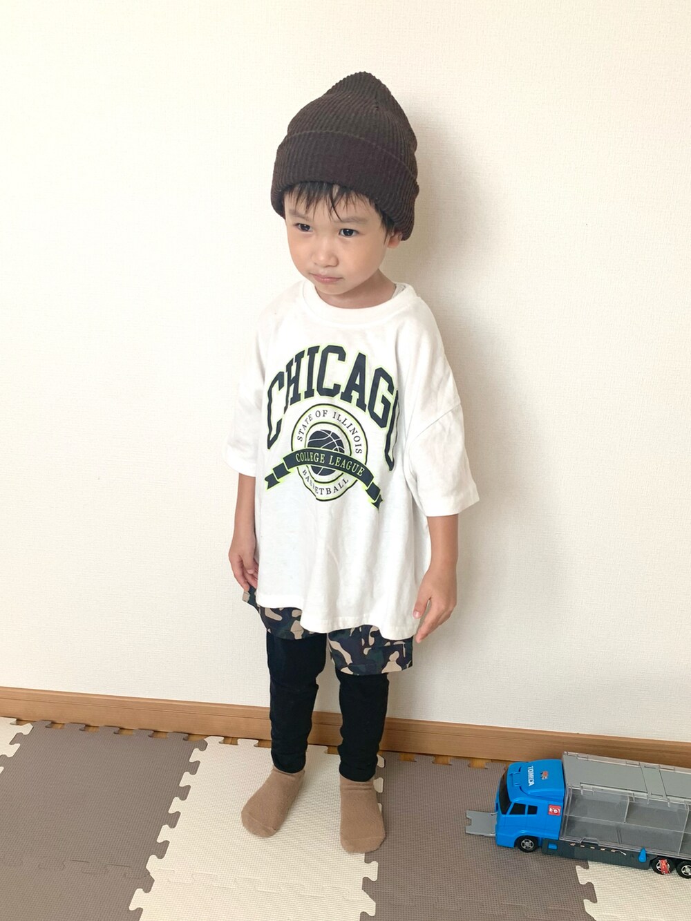 ホワイト系のTシャツ/カットソー、グリーン系のパンツ、ブラウン系のニットキャップ/ビーニーを着用したキッズの秋コーディネートの4枚目の写真