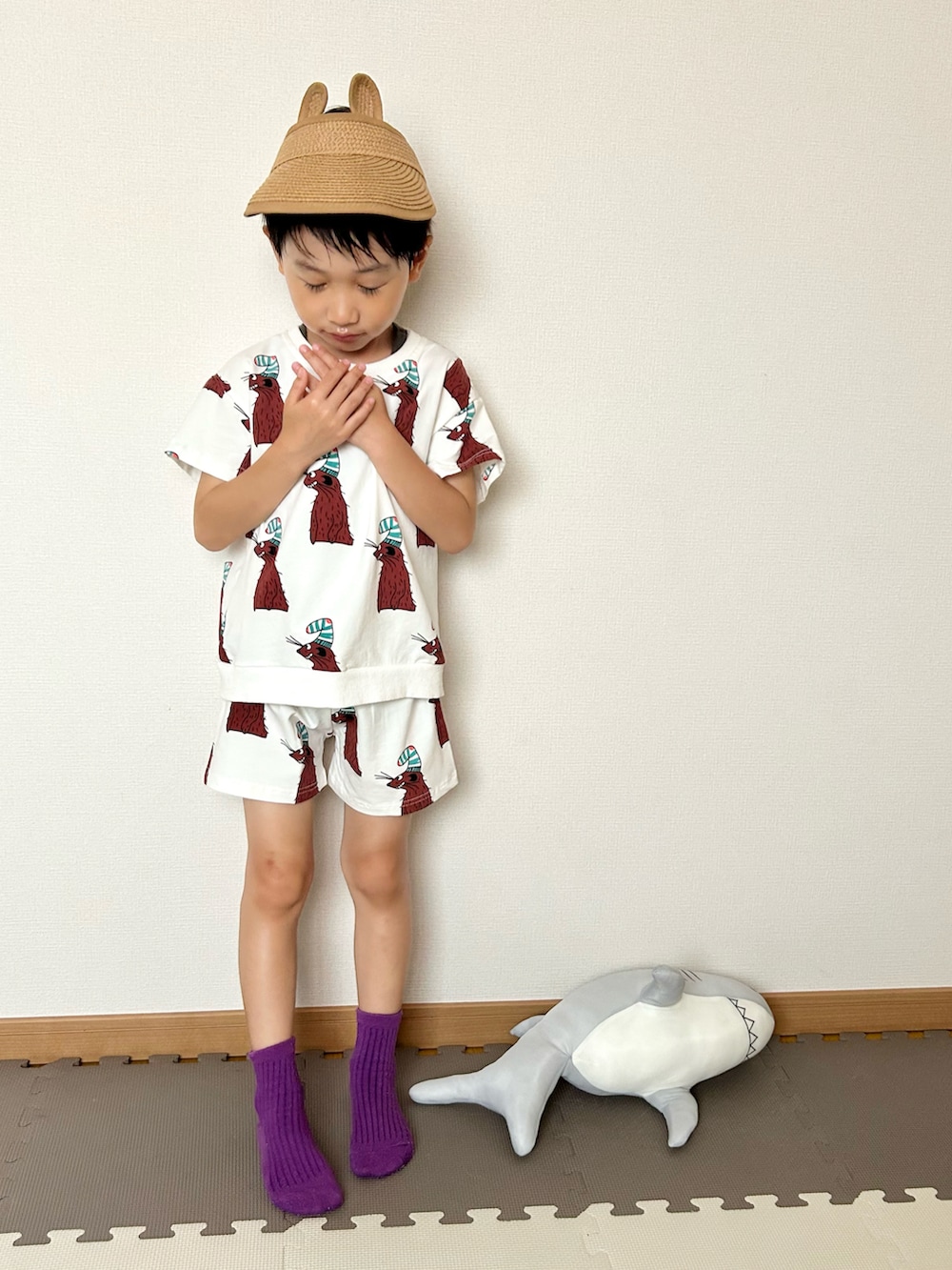 ホワイト系のTシャツ/カットソー、ピンク系のソックス/靴下、グレー系のおもちゃを着用したキッズの夏コーディネートの2枚目の写真