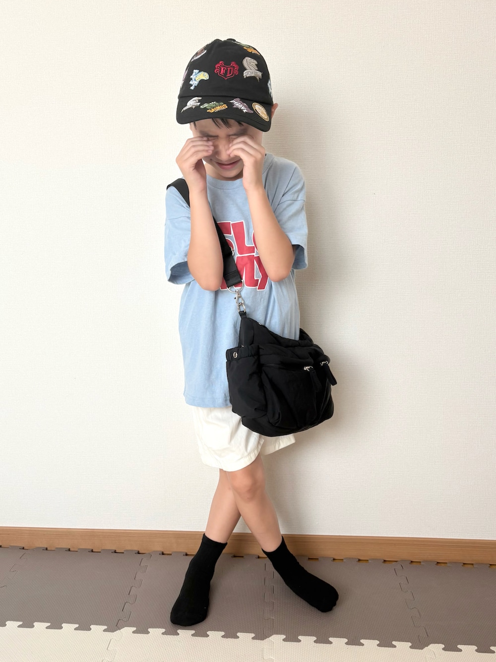 ホワイト系のその他パンツ、グレー系のTシャツ/カットソー、ブラック系のショルダーバッグを着用したキッズの夏コーディネートの2枚目の写真