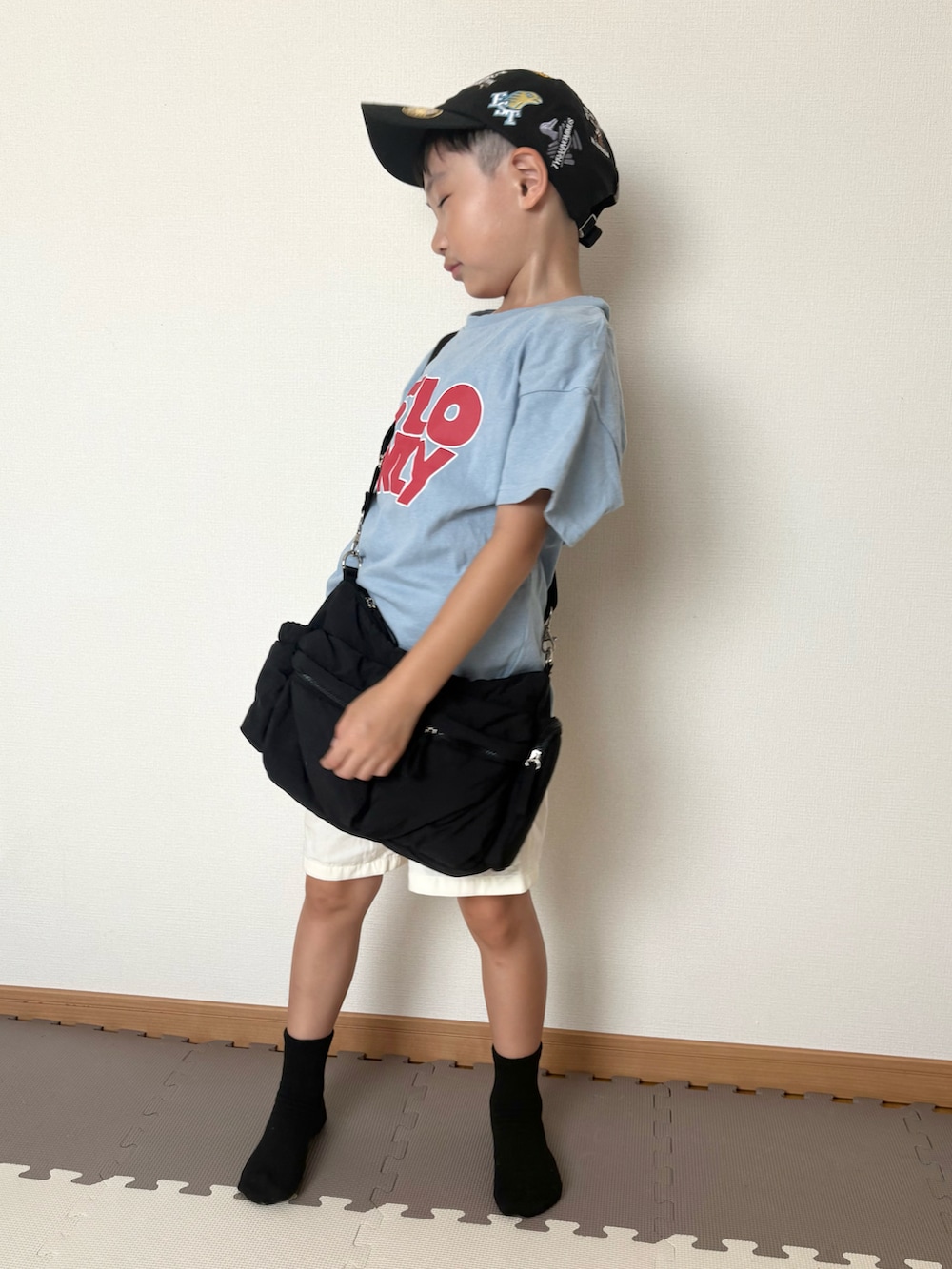 ホワイト系のその他パンツ、グレー系のTシャツ/カットソー、ブラック系のショルダーバッグを着用したキッズの夏コーディネートの3枚目の写真