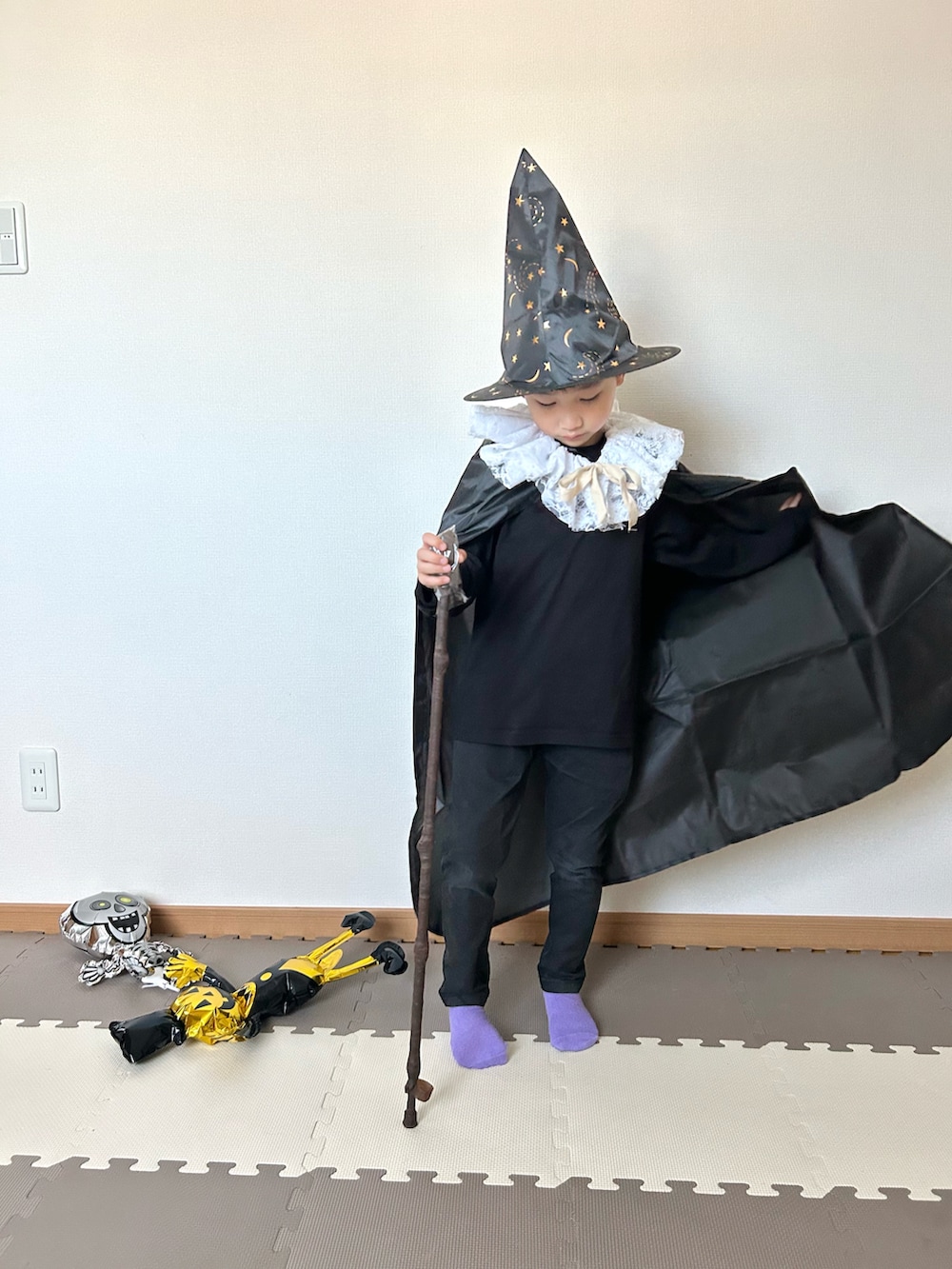 ブラック系のTシャツ/カットソー、ブラック系のパンツ、ホワイト系の付け襟を着用したキッズの秋コーディネートの3枚目の写真