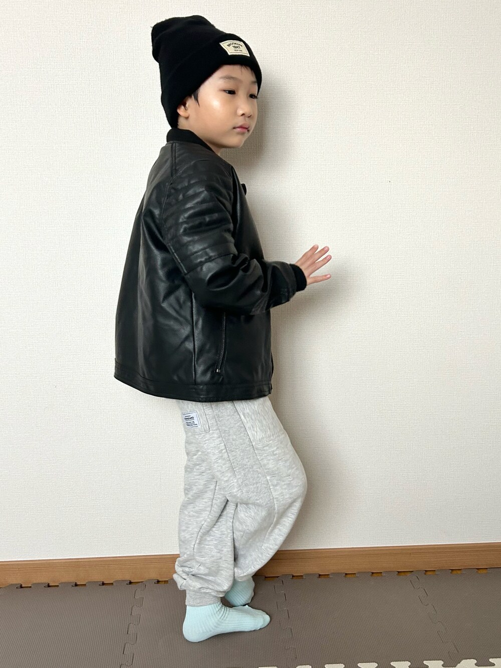 ブルー系のTシャツ/カットソー、グレー系のスウェットパンツ、グレー系のスウェットを着用したキッズの秋コーディネートの4枚目の写真
