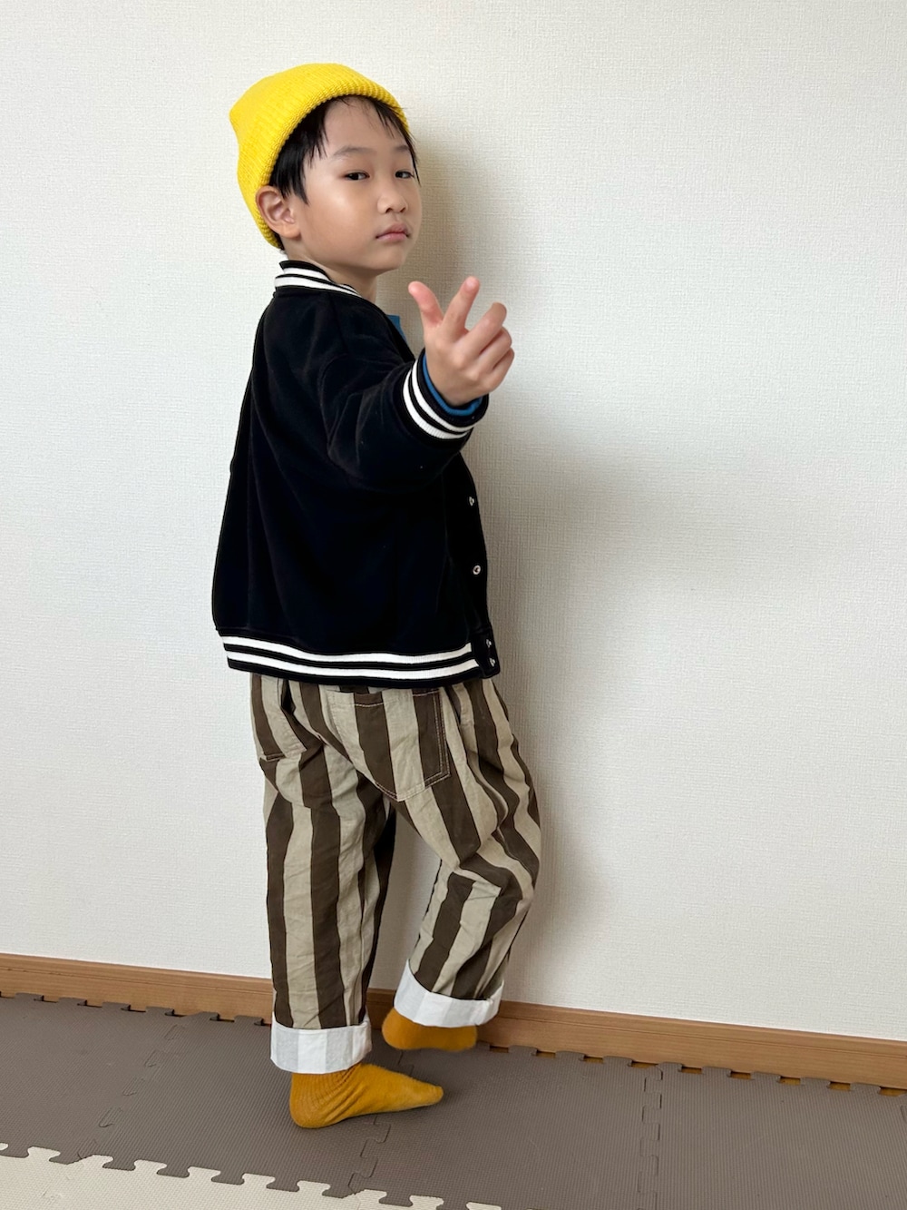 ブルー系のスウェット、ブラウン系のその他パンツ、ブラック系のジャケット/アウターを着用したキッズの秋コーディネートの4枚目の写真