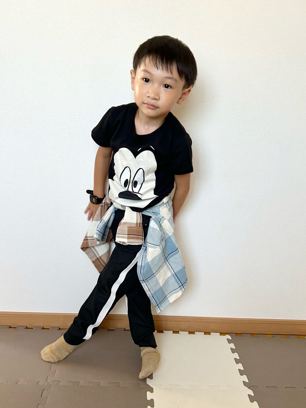 ブラック系のその他パンツ、ブラック系のTシャツ/カットソー、その他のシャツ/ブラウスを着用したキッズの秋コーディネートの2枚目の写真