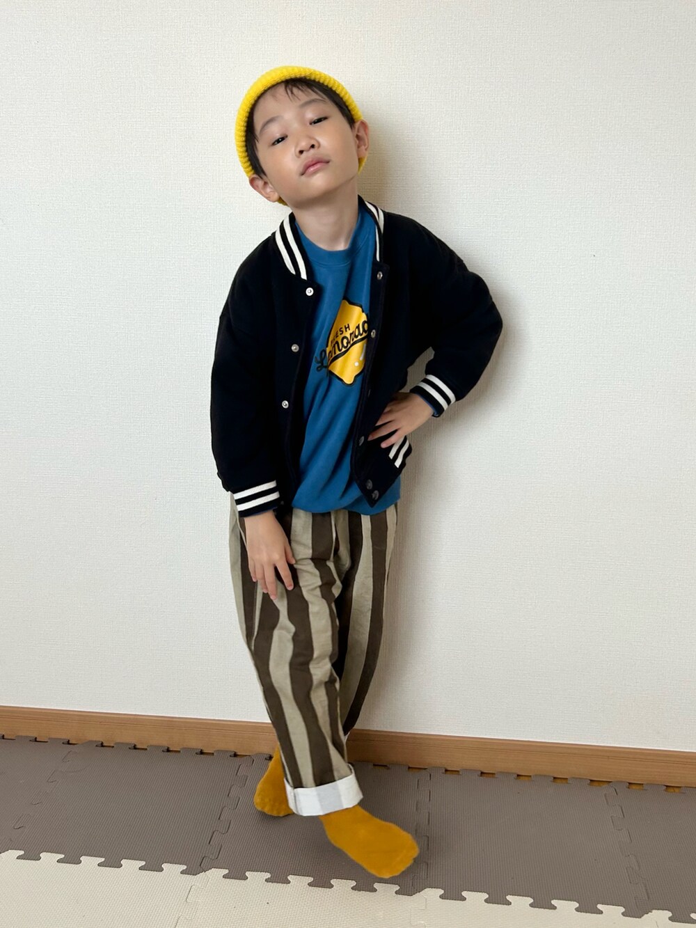 ブルー系のスウェット、ブラウン系のその他パンツ、ブラック系のジャケット/アウターを着用したキッズの秋コーディネートの3枚目の写真