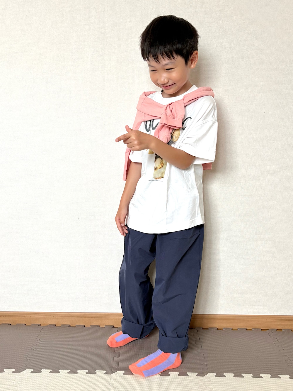 ブルー系のその他パンツ、ホワイト系のTシャツ/カットソー、ピンク系のソックス/靴下を着用したキッズの秋コーディネートの3枚目の写真